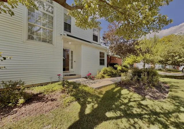 Photo 3 of Townhouse for sale at 110 Pembroke Cir, Lake Bluff, IL 60044 | MLS# 12789513 | Listing updated on 2026-10-22