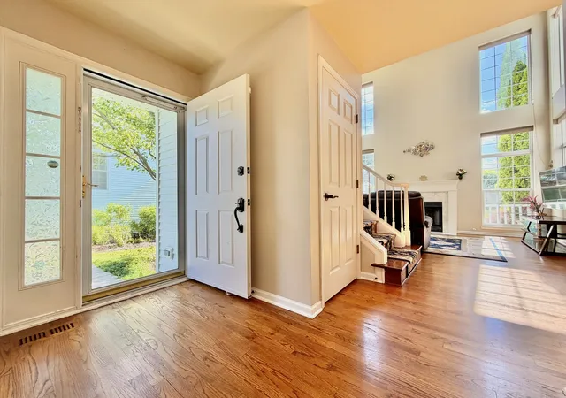 Photo 4 of Townhouse for sale at 110 Pembroke Cir, Lake Bluff, IL 60044 | MLS# 12789513 | Listing updated on 2026-10-22