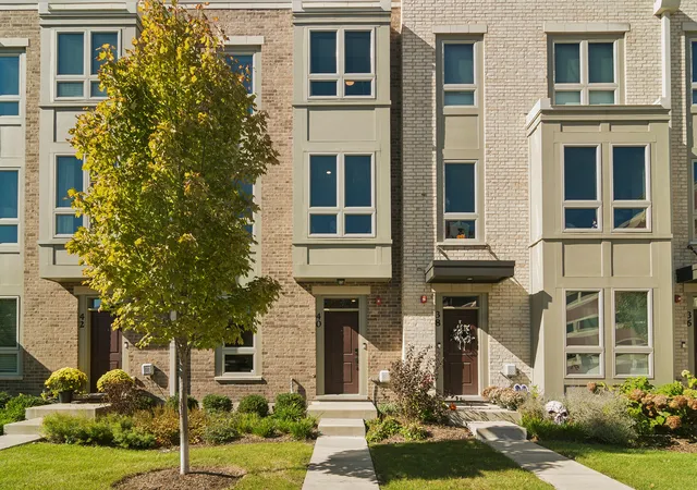 Townhouse for sale at 40 S Highland Ave, Arlington Heights, IL 60005 | MLS# 12789515