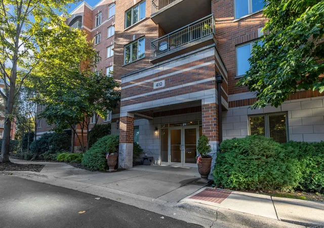 Photo 4 of Condo for sale at 410 S Western Ave #503, Des Plaines, IL 60016 | MLS# 12789519 | Listing updated on 2026-10-23