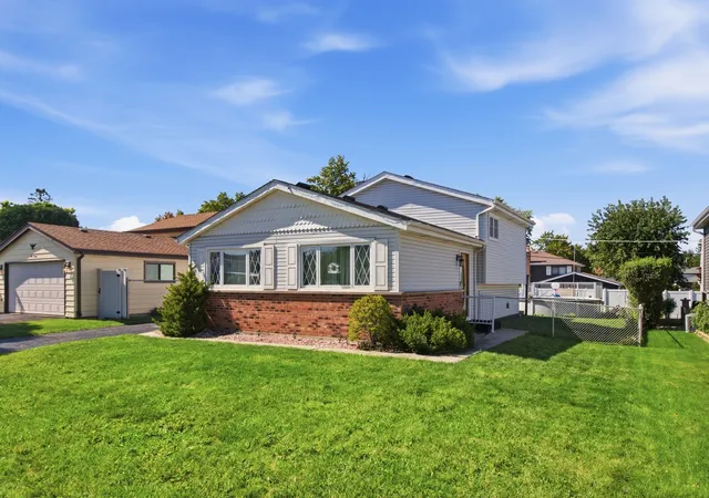 Photo 2 of Single family home for sale at 526 N Edgewood Ave, Lombard, IL 60148 | MLS# 12789527 | Listing updated on 2026-10-22
