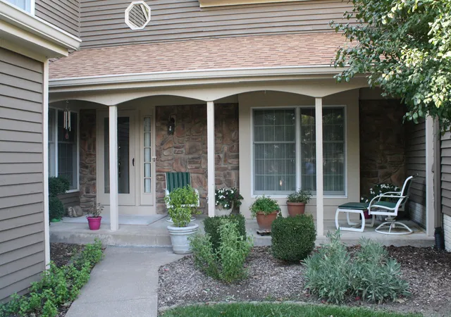 Photo 2 of Townhouse for sale at 7 Thornwood Ct #7, Moline, IL 61265 | MLS# 12789534 | Listing updated on 2026-10-22
