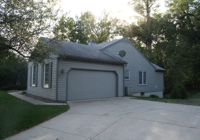 Photo 2 of Condo for sale at 15 Thornwood Ct #15, Moline, IL 61265 | MLS# 12789550 | Listing updated on 2026-10-23