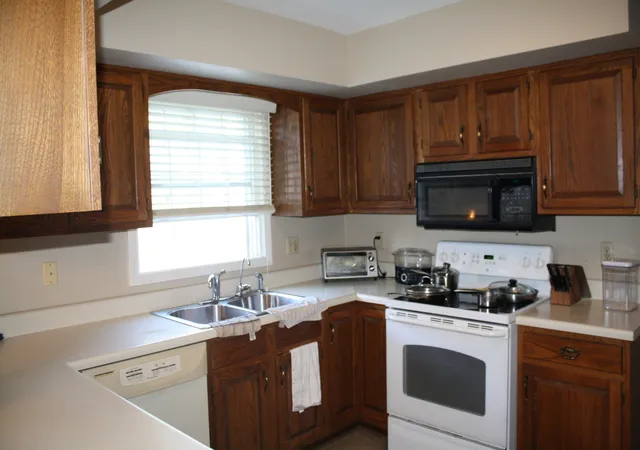 Photo 4 of Condo for sale at 15 Thornwood Ct #15, Moline, IL 61265 | MLS# 12789550 | Listing updated on 2026-10-23