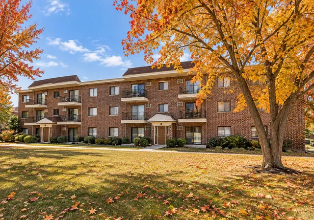 Photo 1 of Condo for sale at 962 N Rohlwing Rd #101B, Addison, IL 60101 | MLS# 12789565 | Listing updated on 2026-10-29