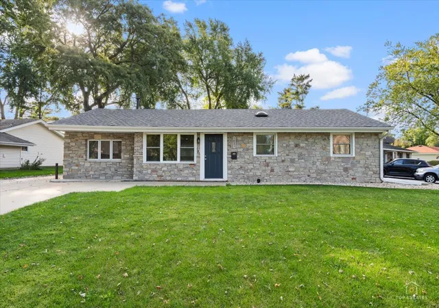Photo 2 of Single family home for sale at 1831 Wedgewood Ln, Schaumburg, IL 60193 | MLS# 12789582 | Listing updated on 2026-10-22