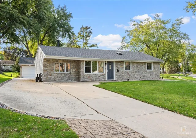 Photo 1 of Single family home for sale at 1831 Wedgewood Ln, Schaumburg, IL 60193 | MLS# 12789582 | Listing updated on 2026-10-22