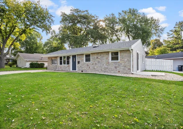 Photo 3 of Single family home for sale at 1831 Wedgewood Ln, Schaumburg, IL 60193 | MLS# 12789582 | Listing updated on 2026-10-22