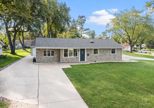 Photo 3 of Single family home for sale at 1831 Wedgewood Ln, Schaumburg, IL 60193 | MLS# 12789582 | Listing updated on 2026-10-22