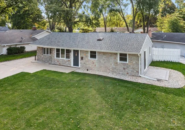 Photo 4 of Single family home for sale at 1831 Wedgewood Ln, Schaumburg, IL 60193 | MLS# 12789582 | Listing updated on 2026-10-22