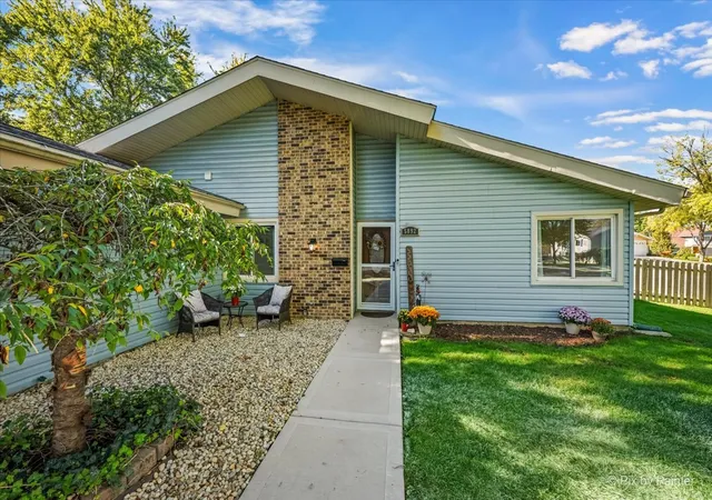 Photo 2 of Single family home for sale at 5892 Chatsworth Ct, Hanover Park, IL 60133 | MLS# 12789584 | Listing updated on 2026-10-22