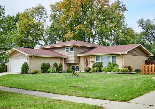 Photo 1 of Single family home for sale at 1916 N Spruce Ter, Arlington Heights, IL 60004 | MLS# 12789616 | Listing updated on 2026-10-22