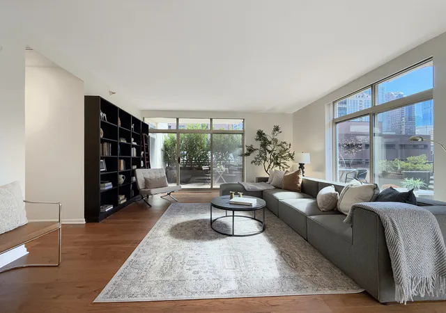 Listing Photo 4 - Condo for sale in building located at 21 W Chestnut St, Chicago, IL 60610 - Unit #510