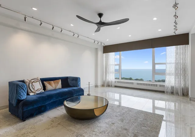 Listing Photo 3 - Condo for sale at Lakeview Court, Unit 17F 3180 N Lake Shore Dr, Lakeview Court, Chicago, IL 60613 | Built Year: 1954-1998