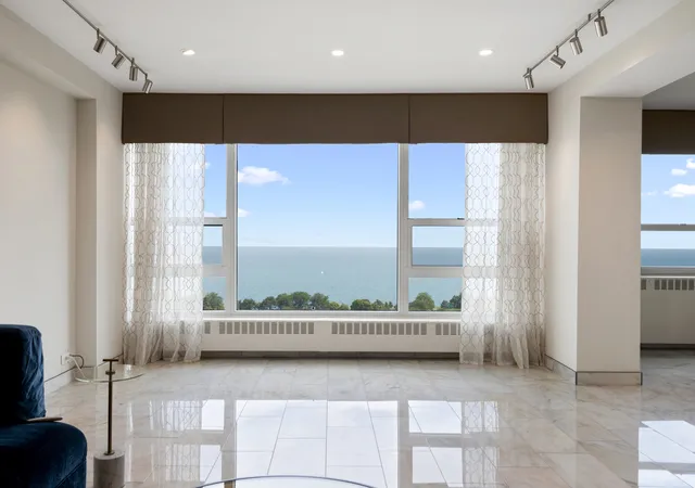Listing Photo 4 - Condo for sale at Lakeview Court, Unit 17F 3180 N Lake Shore Dr, Lakeview Court, Chicago, IL 60613 | Built Year: 1954-1998