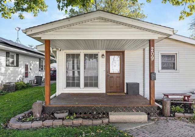 Photo 2 of Single family home for sale at 209 Iowa Ave, Streator, IL 61364 | MLS# 12789646 | Listing updated on 2026-10-29