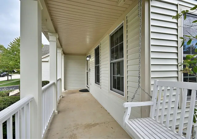 Photo 2 of Single family home for sale at 422 Atlantic Ln, Elk Grove Village, IL 60007 | MLS# 12789649 | Listing updated on 2026-10-22