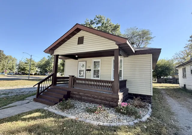 Photo 1 of Single family home for sale at 135 N James Ave, Centralia, IL 62801 | MLS# 12789658 | Listing updated on 2026-10-21