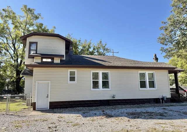Photo 3 of Single family home for sale at 135 N James Ave, Centralia, IL 62801 | MLS# 12789658 | Listing updated on 2026-10-21