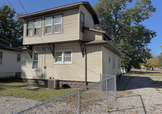 Photo 3 of Single family home for sale at 135 N James Ave, Centralia, IL 62801 | MLS# 12789658 | Listing updated on 2026-10-21