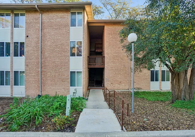Listing Photo 2 - Condo for sale in building located at 5813 Oakwood Dr, Lisle, IL 60532 - Unit #D