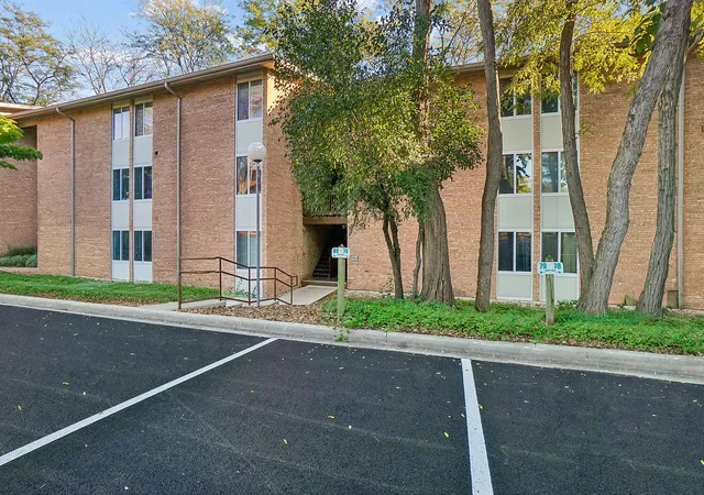 Listing Photo 1 - Condo for sale in building located at 5813 Oakwood Dr, Lisle, IL 60532 - Unit #D