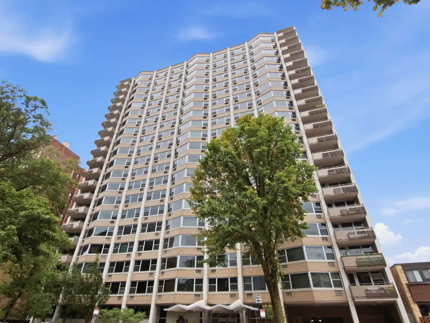 Listing Photo 1 - Condo for sale in 555 W Cornelia Ave located at 555 W Cornelia Ave, Chicago, IL 60657 - Unit #1002