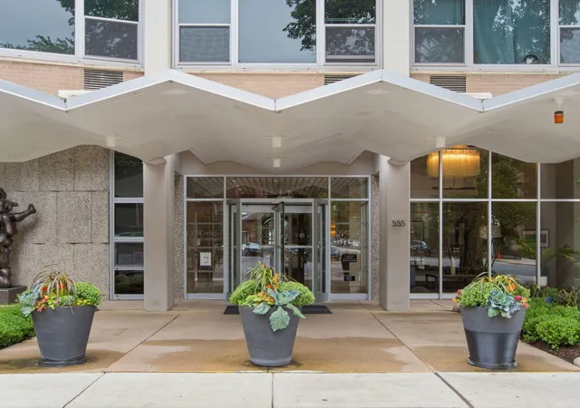 Photo 2 of Condo for sale at 555 W Cornelia Ave #1002, Chicago, IL 60657 | MLS# 12789664 | Listing updated on 2026-10-22