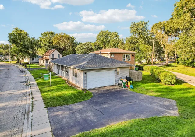 Photo 4 of Single family home for sale at 92 Bay Rd, Fox Lake, IL 60020 | MLS# 12789677 | Listing updated on 2026-10-20