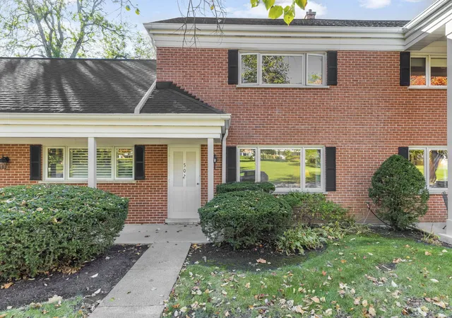 Listing Photo 2 - Condo for sale in building located at 502 Chanticleer Ln, Hinsdale, IL 60521 - Unit #502