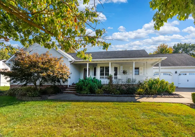 Photo 2 of Single family home for sale at 2705 Hickory Ln, Marion, IL 62959 | MLS# 12789742 | Listing updated on 2026-10-27