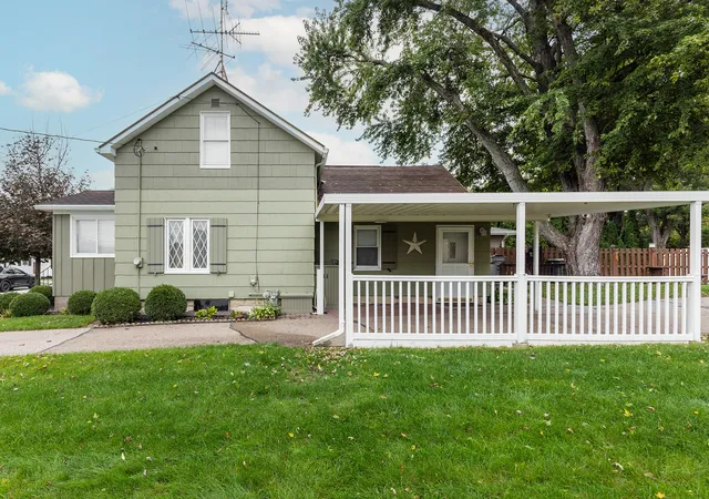 Photo 3 of Single family home for sale at 512 22nd Avenue, East Moline, IL 61244 | MLS# 12789753 | Listing updated on 2026-10-23