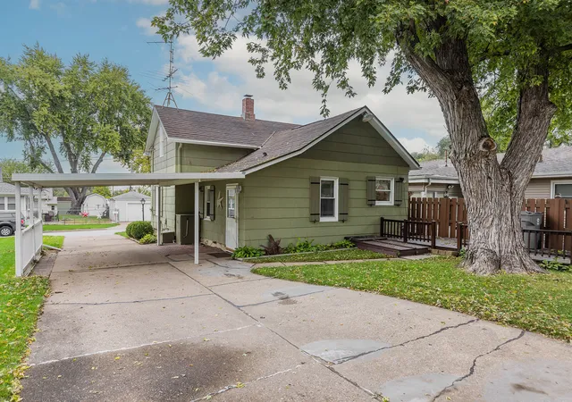 Photo 4 of Single family home for sale at 512 22nd Avenue, East Moline, IL 61244 | MLS# 12789753 | Listing updated on 2026-10-23