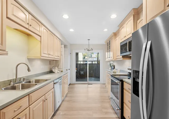 Listing Photo 4 - Condo for sale in building located at 787 Oak Hl Rd, Lake Barrington, IL 60010 - Unit #467