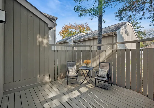 Listing Photo 5 - Condo for sale in building located at 787 Oak Hl Rd, Lake Barrington, IL 60010 - Unit #467