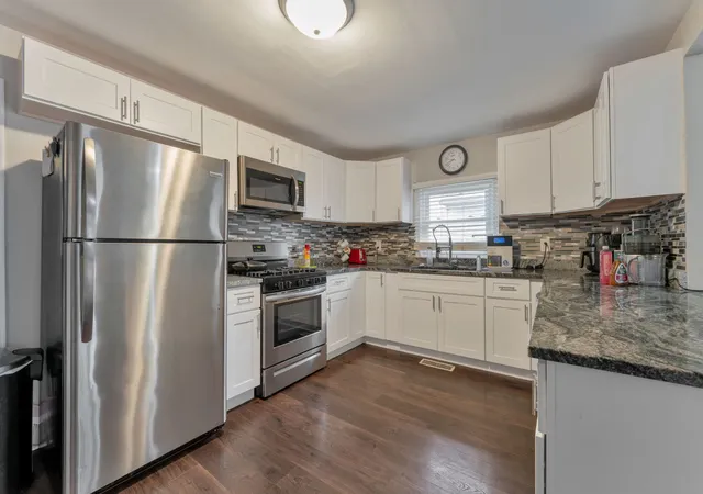 Photo 4 of Single family home for sale at 5758 W 82nd Place, Burbank, IL 60459 | MLS# 12789770 | Listing updated on 2026-10-22
