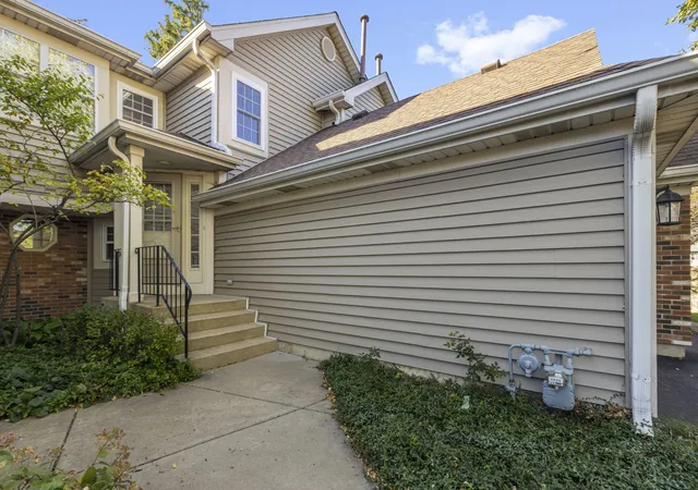 Photo 2 of Townhouse for sale at 1081 Lakewood Cir, Carol Stream, IL 60188 | MLS# 12789771 | Listing updated on 2026-10-22