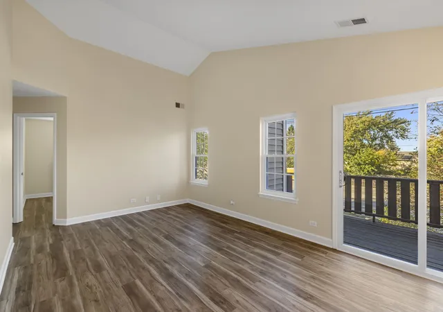 Photo 4 of Townhouse for sale at 1081 Lakewood Cir, Carol Stream, IL 60188 | MLS# 12789771 | Listing updated on 2026-10-22