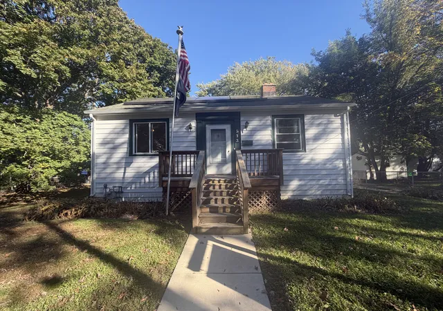 Single family home for sale at 513 Whitney Ave, Winthrop Harbor, IL 60096 | MLS# 12789777