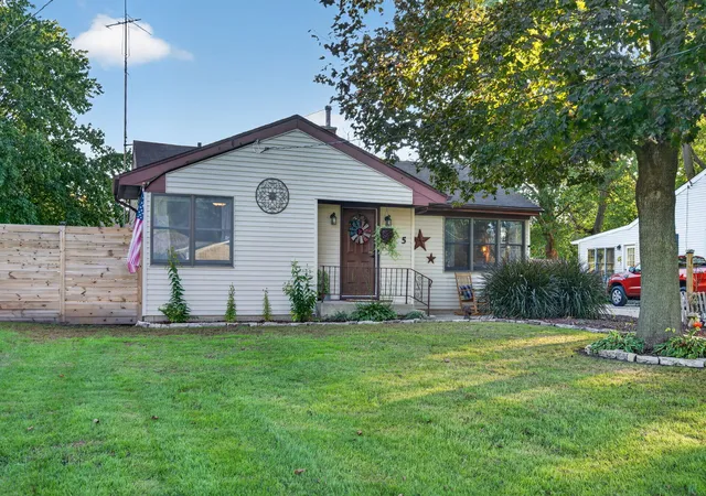 Photo 2 of Single family home for sale at 135 E 3rd Street, Coal City, IL 60416 | MLS# 12789787 | Listing updated on 2026-10-27