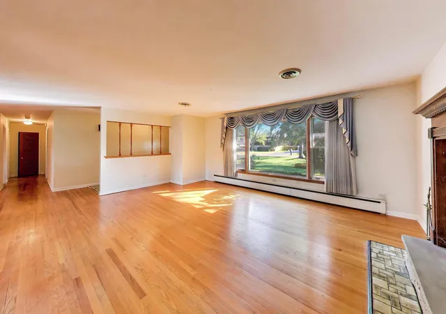 Photo 4 of Single family home for sale at 102 W Stratford Pl, Mount Prospect, IL 60056 | MLS# 12789791 | Listing updated on 2026-10-22