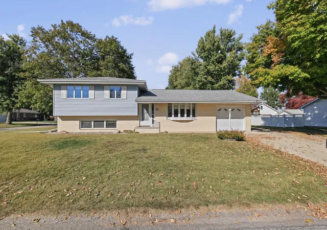 Photo 1 of Single family home for sale at 31 Hillcrest Dr, Tuscola, IL 61953 | MLS# 12789800 | Listing updated on 2026-10-28