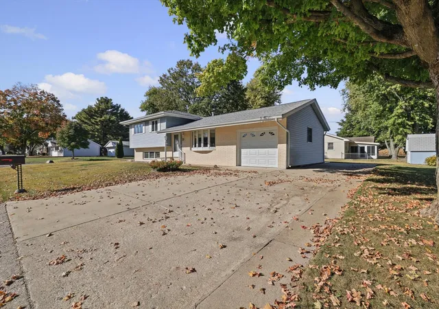 Photo 2 of Single family home for sale at 31 Hillcrest Dr, Tuscola, IL 61953 | MLS# 12789800 | Listing updated on 2026-10-28