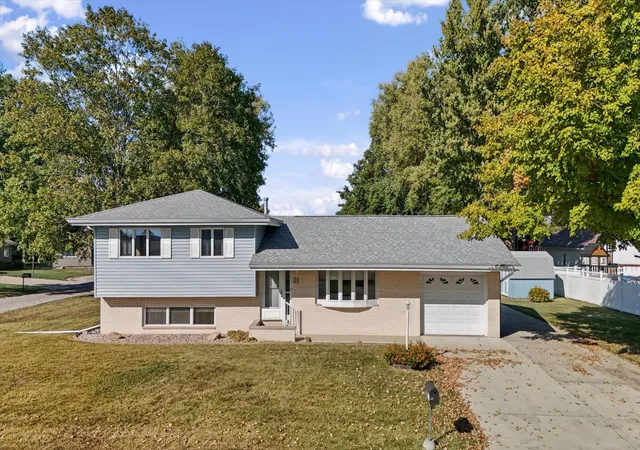 Photo 3 of Single family home for sale at 31 Hillcrest Dr, Tuscola, IL 61953 | MLS# 12789800 | Listing updated on 2026-10-28