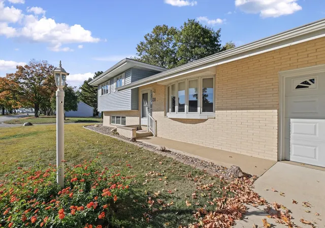 Photo 4 of Single family home for sale at 31 Hillcrest Dr, Tuscola, IL 61953 | MLS# 12789800 | Listing updated on 2026-10-28
