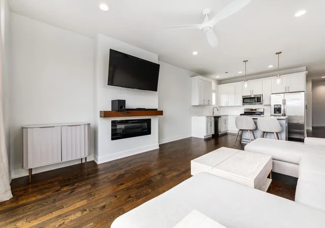 Listing Photo 1 - Condo for sale in building located at 6606 S University Ave, Chicago, IL 60637 - Unit #2