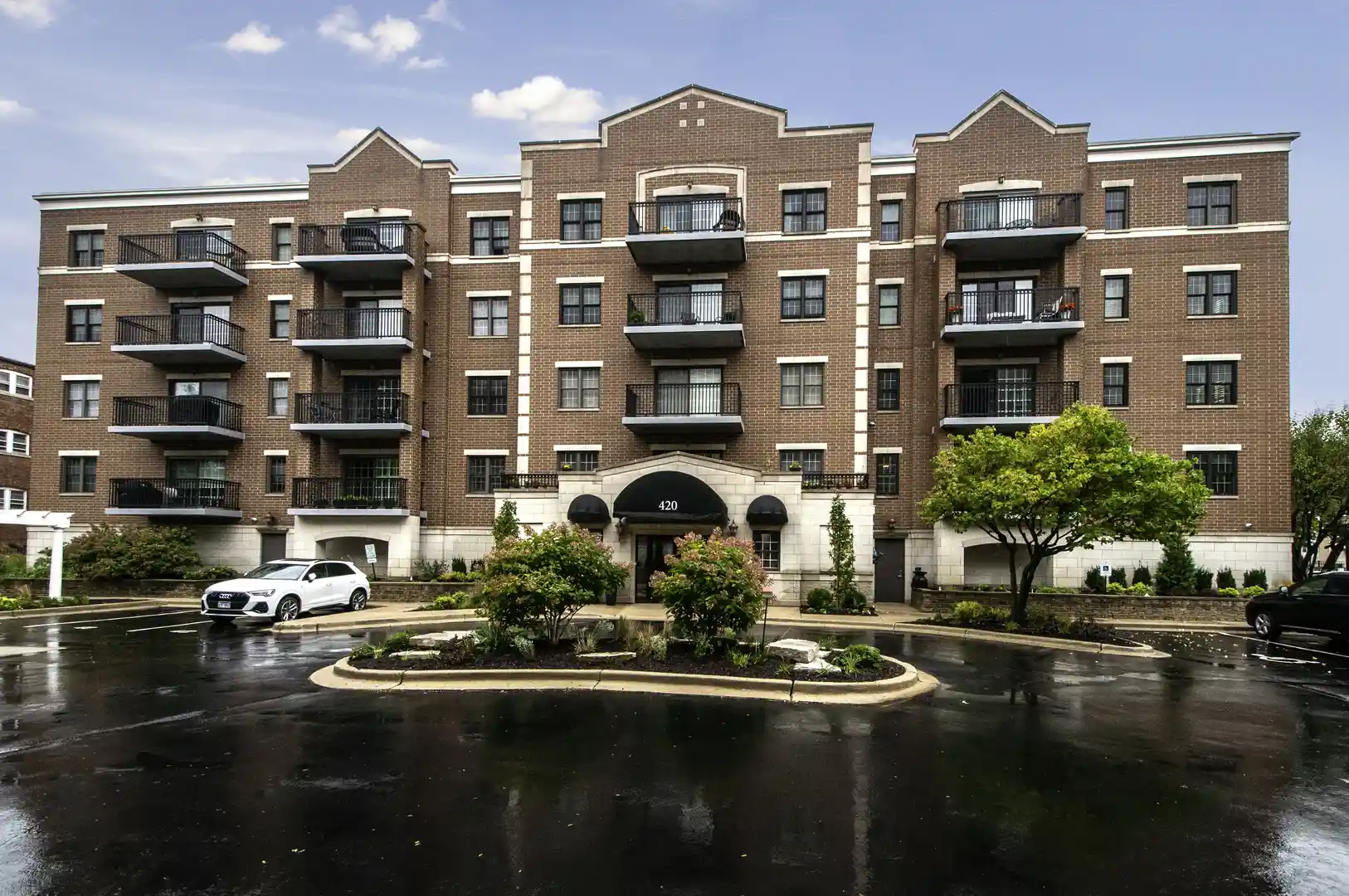 Listing Photo 1 - Condo for sale in 420 W Burlington Ave located at 420 W Burlington Ave, La Grange, IL 60525 - Unit #207