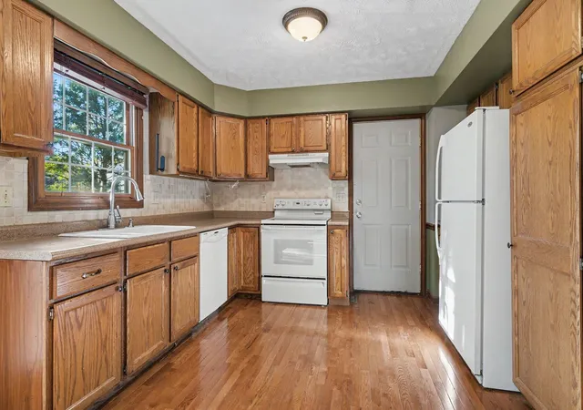 Photo 3 of Single family home for sale at 2204 Park Pl Dr, Bloomington, IL 61701 | MLS# 12789846 | Listing updated on 2026-10-23
