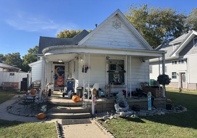 Photo 1 of Single family home for sale at 206 N Oak St, Villa Grove, IL 61956 | MLS# 12789863 | Listing updated on 2026-10-20