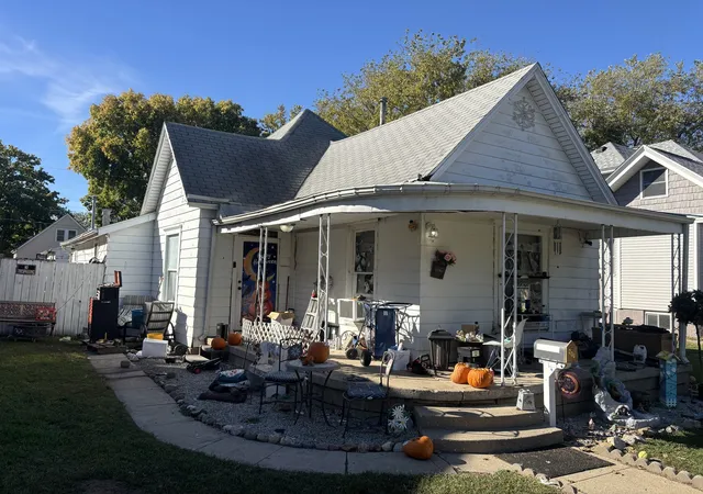 Photo 3 of Single family home for sale at 206 N Oak St, Villa Grove, IL 61956 | MLS# 12789863 | Listing updated on 2026-10-20